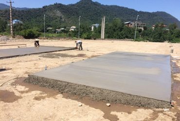 آغاز بتن ريزي زمين چمن مصنوعي فوتبال در انتهاي پارک ساحلي