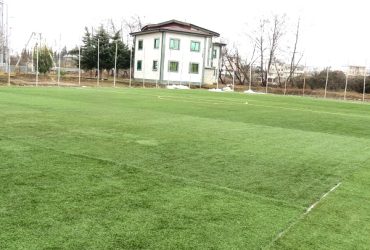 مراحل پاياني تکميل زمين فوتبال چمن مصنوعي پارک ساحلي