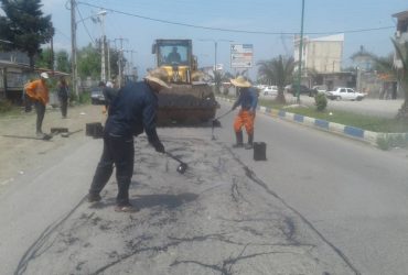 اجرای عملیات لکه گیری و ترمیم آسفالت معابر سطح شهر