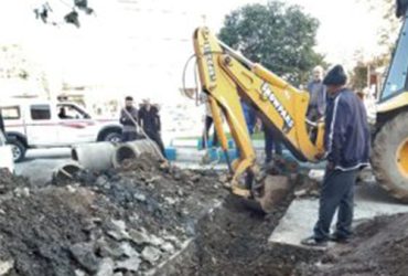 اجرای عملیات لوله گذاری جهت جمع آوری آبهای سطحی در خیابان علامه طباطبایی