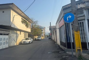 نصب علائم ترافیکی در کوچه شهید شیرازی